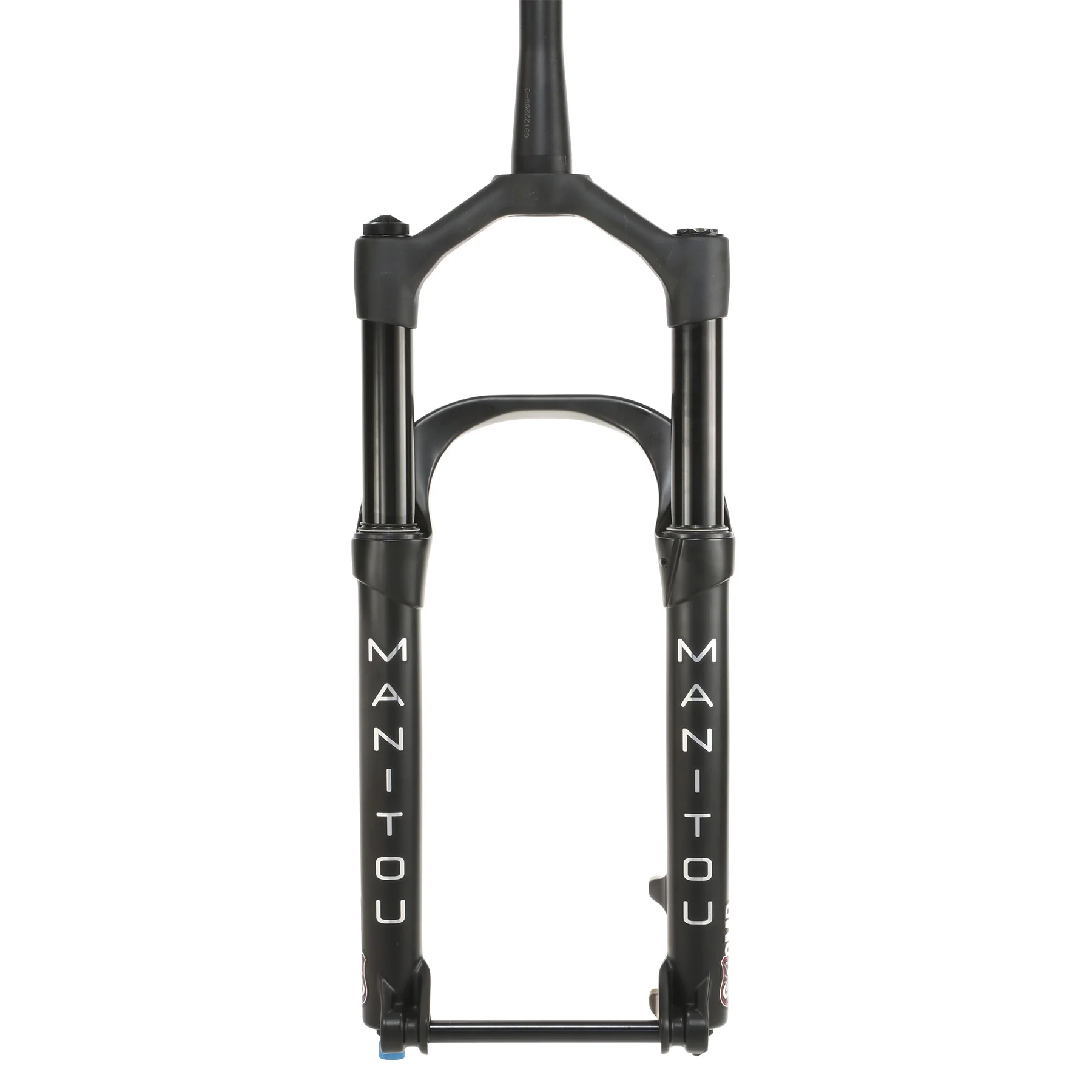 Gros plan d'une fourche à suspension noire Manitou pour vélo, montrant des plongeurs doubles et un pont pour le montage entre les bras de fourche. Le nom de la marque « Manitou » est affiché de manière visible verticalement des deux côtés.