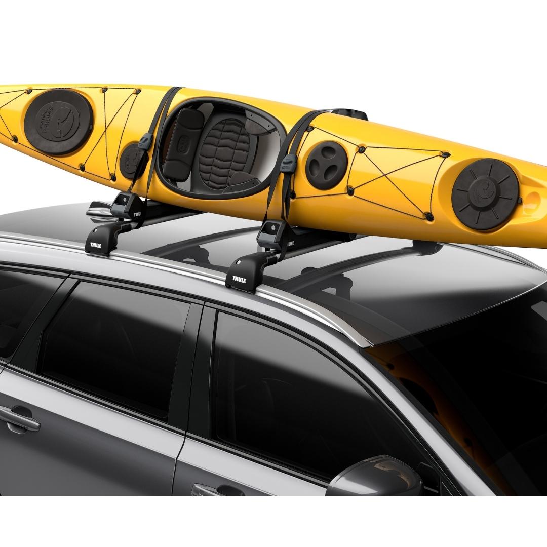 porte-kayak thule hull a port aero monté sur un automobile ave un kayak dessus