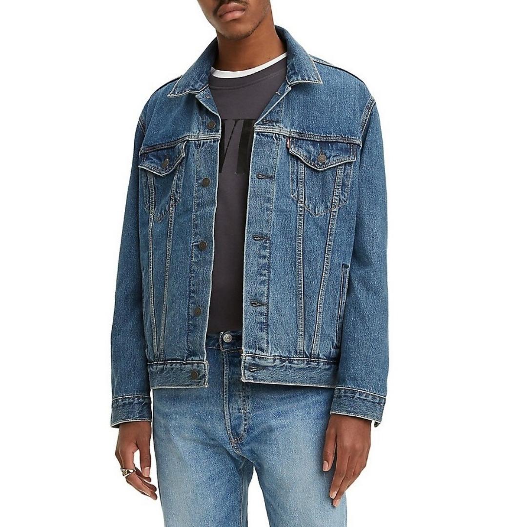 blouson en jean levi's the trucker jacket pour homme couleur 0130-medium stone porté par un homme vu de face des genoux au cou