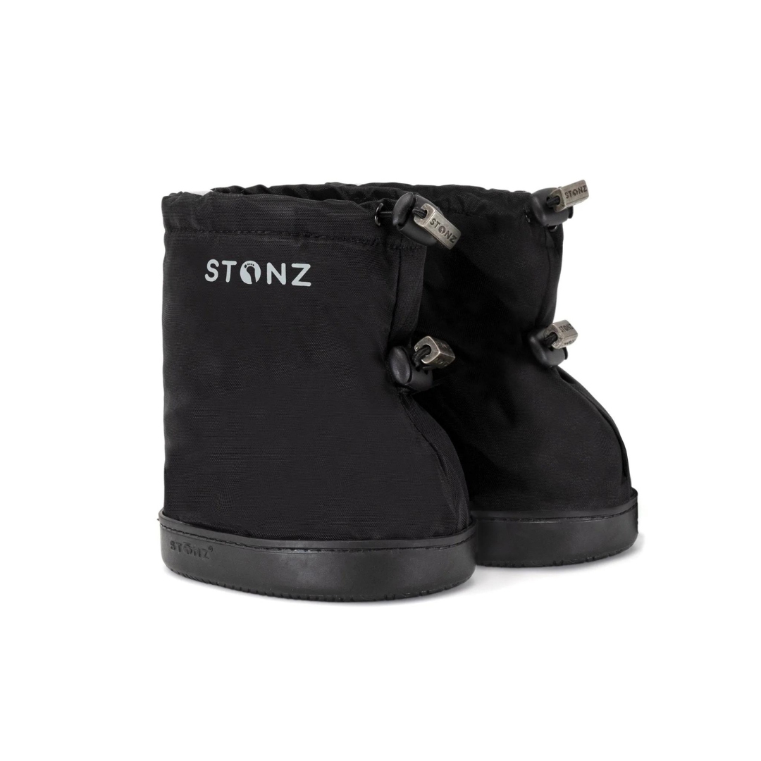 BOTTE POUR BÉBÉ STONZ TODDLER BOOTIES (9 MOIS-2.5 ANS) couleur noir vue des deux bottes de profil droit avec le nom Stonz écrit en blanc sur la botte noire