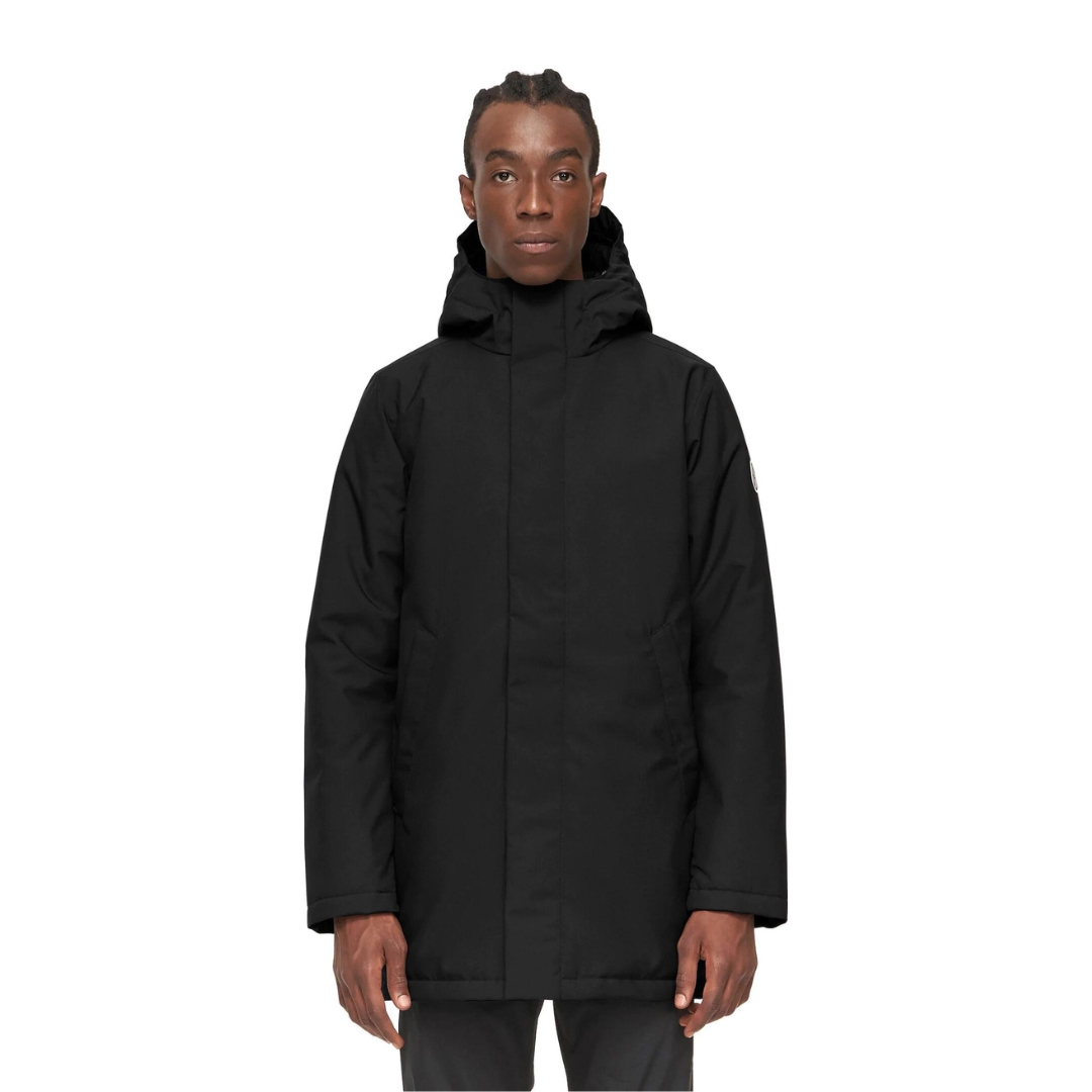MANTEAU ISOLÉ QUARTZ CO ALBAN POUR HOMME couleur noir porté par un homme vu de face de la tête aux genoux rabat tempête refermé
