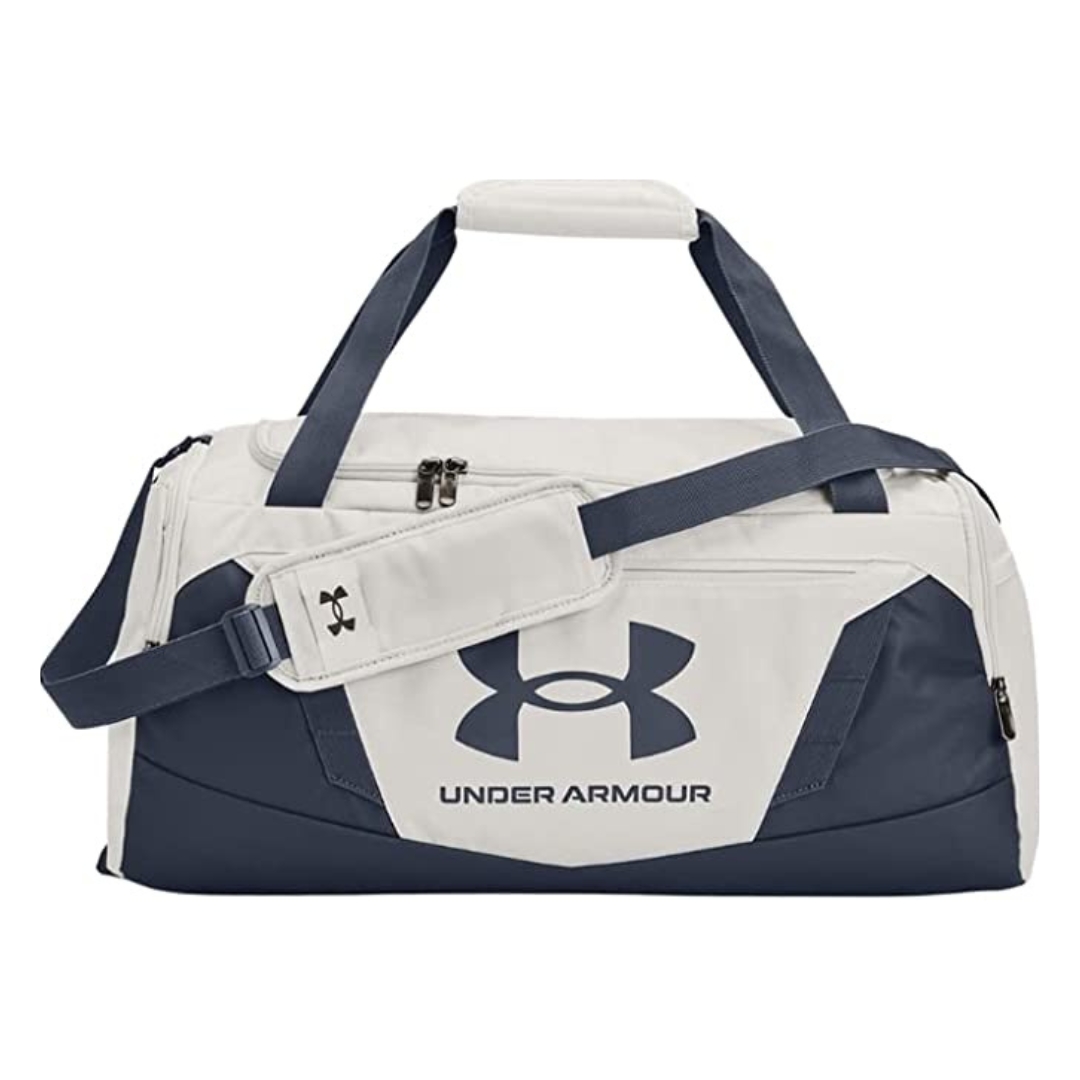 SAC DE SPORT UNDER ARMOUR UNDENIABLE 5.0 DUFFLE SM COULEUR Gray Mist / Downpour Gray VU DE FACE CORPS DU SAC GRIS PALE AVEC LOGO UNDER ARMOUR, SANGLE ET DESSOUS DU SAC EN BLEU MARIN