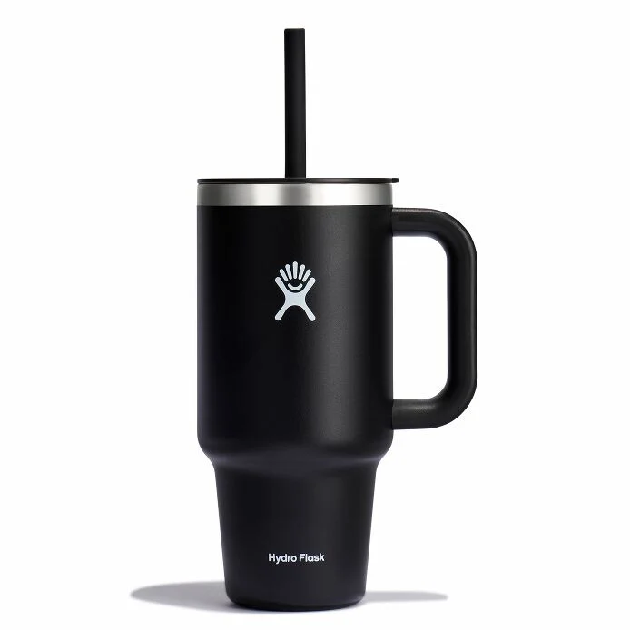 Une tasse Hydro Flask noire avec paille et poignée intégrées. La tasse arbore le logo de la marque sur le devant.