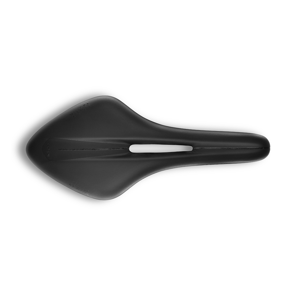 Vue de dessus d'une selle de vélo noire avec une découpe centrale. La selle a un design lisse et épuré, destiné au confort et à la performance.