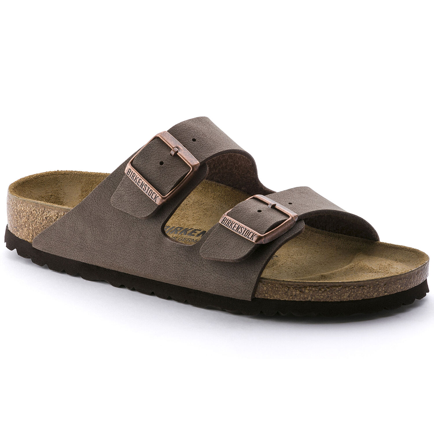 Une paire de sandales Birkenstock Arizona couleur mocha sur un fond blanc. Les sandales sont faites en Birkibuc, pour un fini cuir. Les sandales ont deux boucles métalliques pour un ajustement sûr.