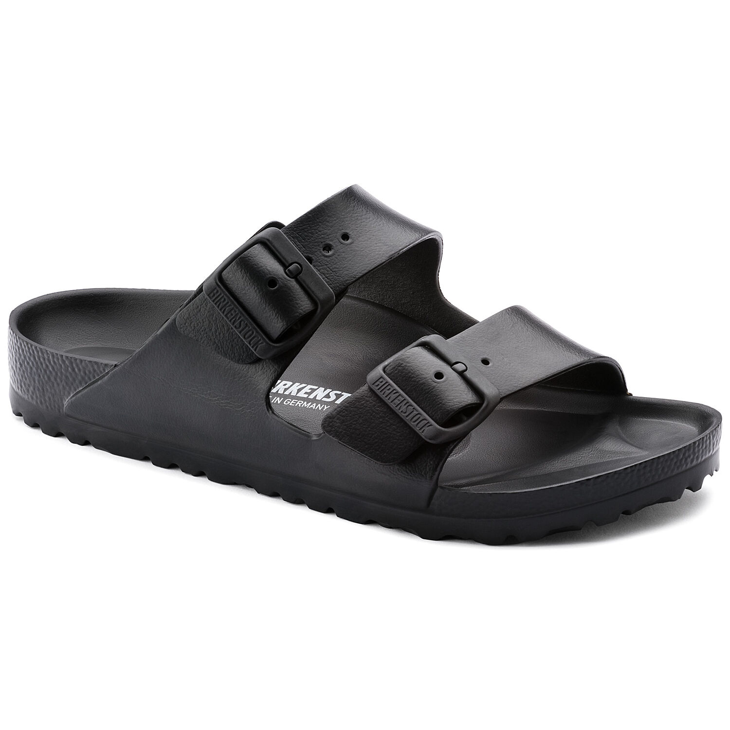 Une paire de sandales Birkenstock Arizona Essentials couleur Noir sur un fond blanc. Les sandales ont une assise anatomique et une semelle extérieure en EVA souple. Les sandales ont deux boucles métalliques pour un ajustement sûr.