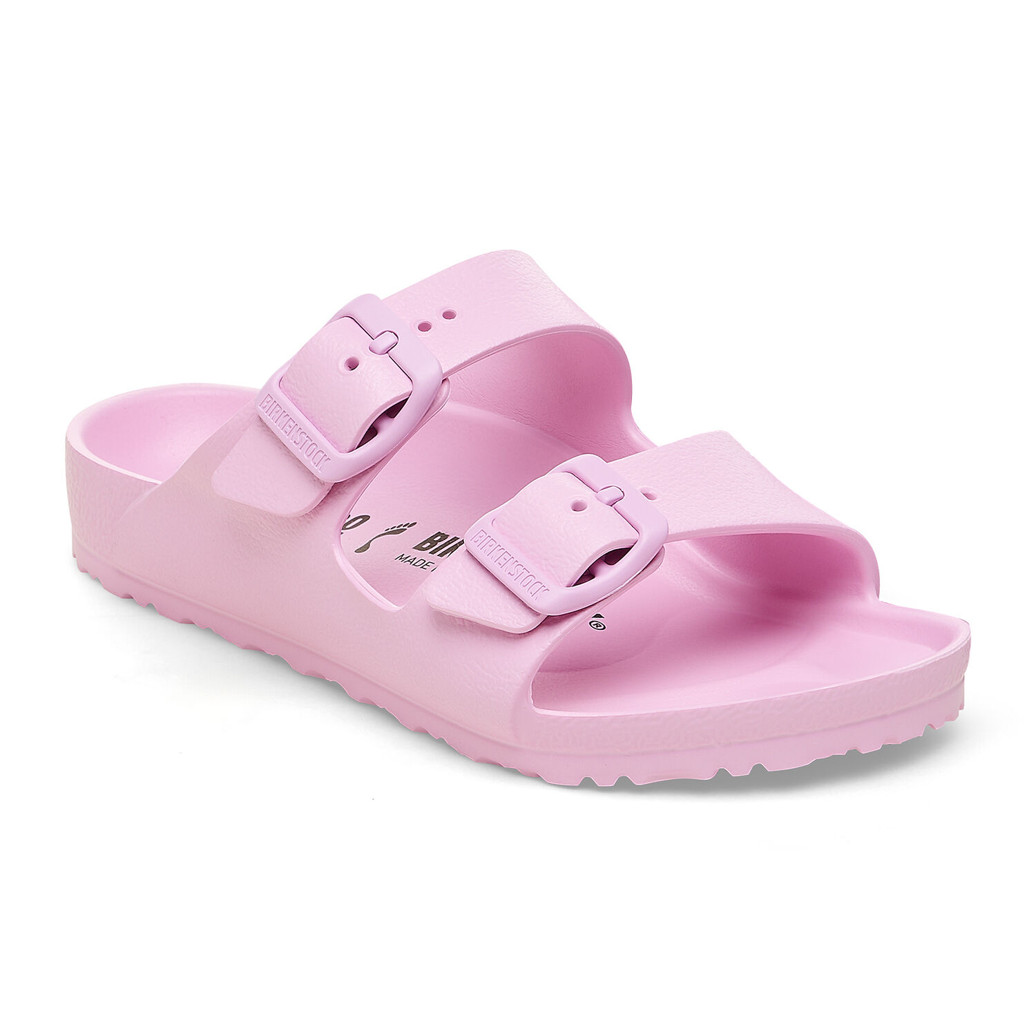 Une paire de sandales Birkenstock Arizona pour enfants roses sur un fond blanc. Les sandales ont une assise anatomique en liège et une semelle extérieure en EVA souple. Les sandales ont deux boucles métalliques pour un ajustement sûr.