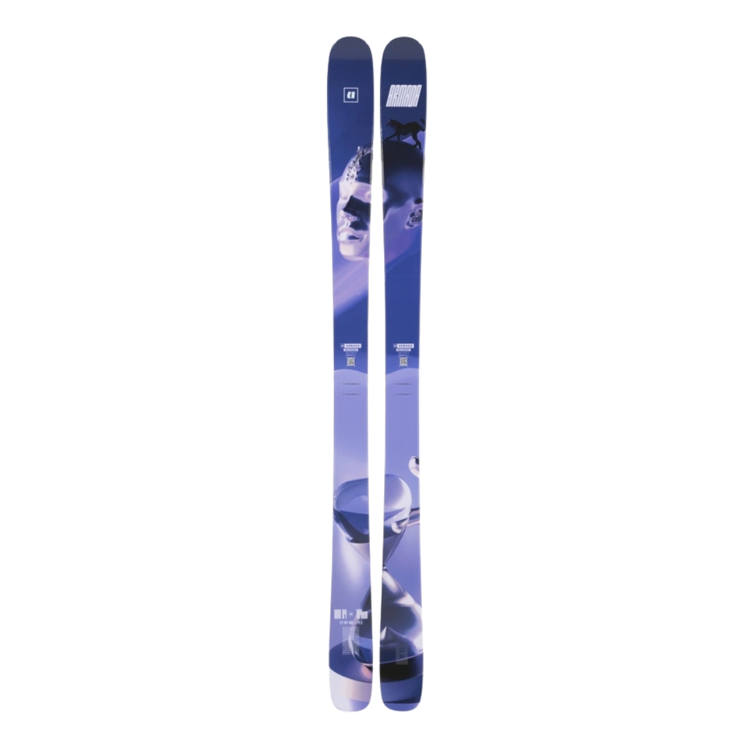 Une paire de skis violets et bleus aux motifs et graphismes abstraits, placés côte à côte sur un fond blanc.