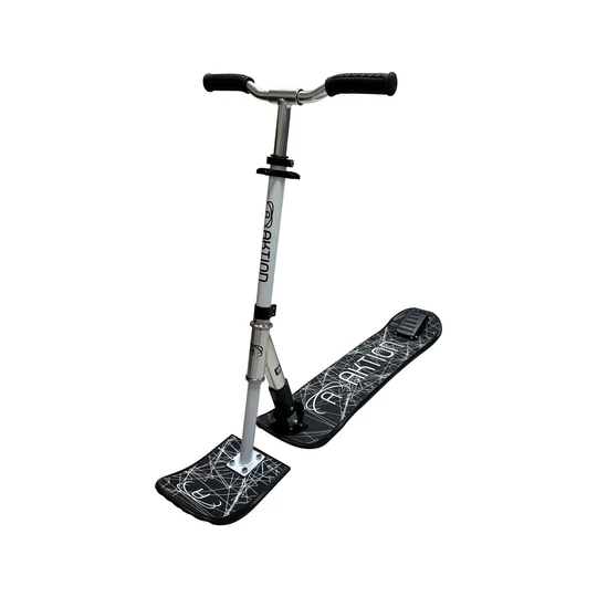 Une trottinette des neiges noire et grise avec un guidon et deux skis larges, conçue pour une utilisation sur la neige. La marque "Alpthor" est imprimée sur la barre avant. Les skis ont un motif texturé et la trottinette semble conçue pour les sports d'hiver.