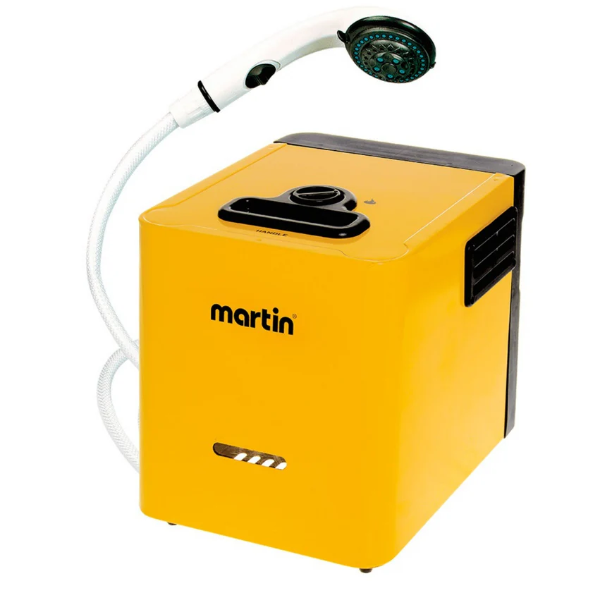 Douche portable jaune avec tuyau flexible et pomme de douche. Elle est dotée d'un bouton de commande sur le dessus et d'une fenêtre indicatrice sur le devant. Le nom de la marque « Martin » est imprimé sur le devant.