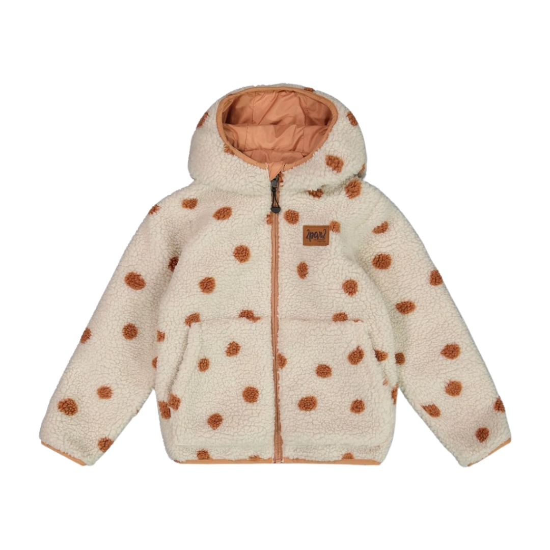 Veste à capuche pour enfant en tissu blanc doux et pelucheux à pois marron. Le devant est doté d'une fermeture éclair, de deux poches et d'un petit patch en cuir sur la poitrine avec du texte. L'intérieur de la veste est doublé d'un tissu couleur pêche.