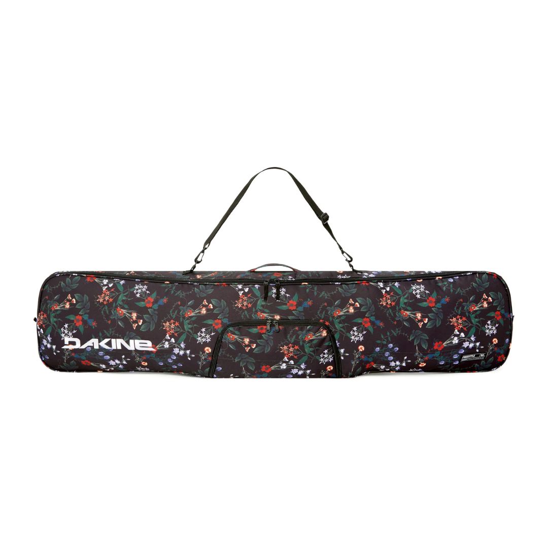 Sac de snowboard à motif floral sur fond noir, avec des fleurs rouges et violettes. Il est doté d'une longue sangle de transport, d'une fermeture éclair et d'un logo "DAKINE" blanc bien visible sur le côté gauche.