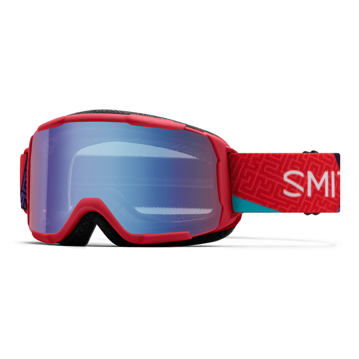 Une élégante paire de lunettes de ski rouges avec une lentille teintée bleue et les initiales « SMI » sur la sangle latérale. La sangle présente un design à motifs, ajoutant une touche élégante. Les lunettes sont conçues pour les activités de sports d'hiver.