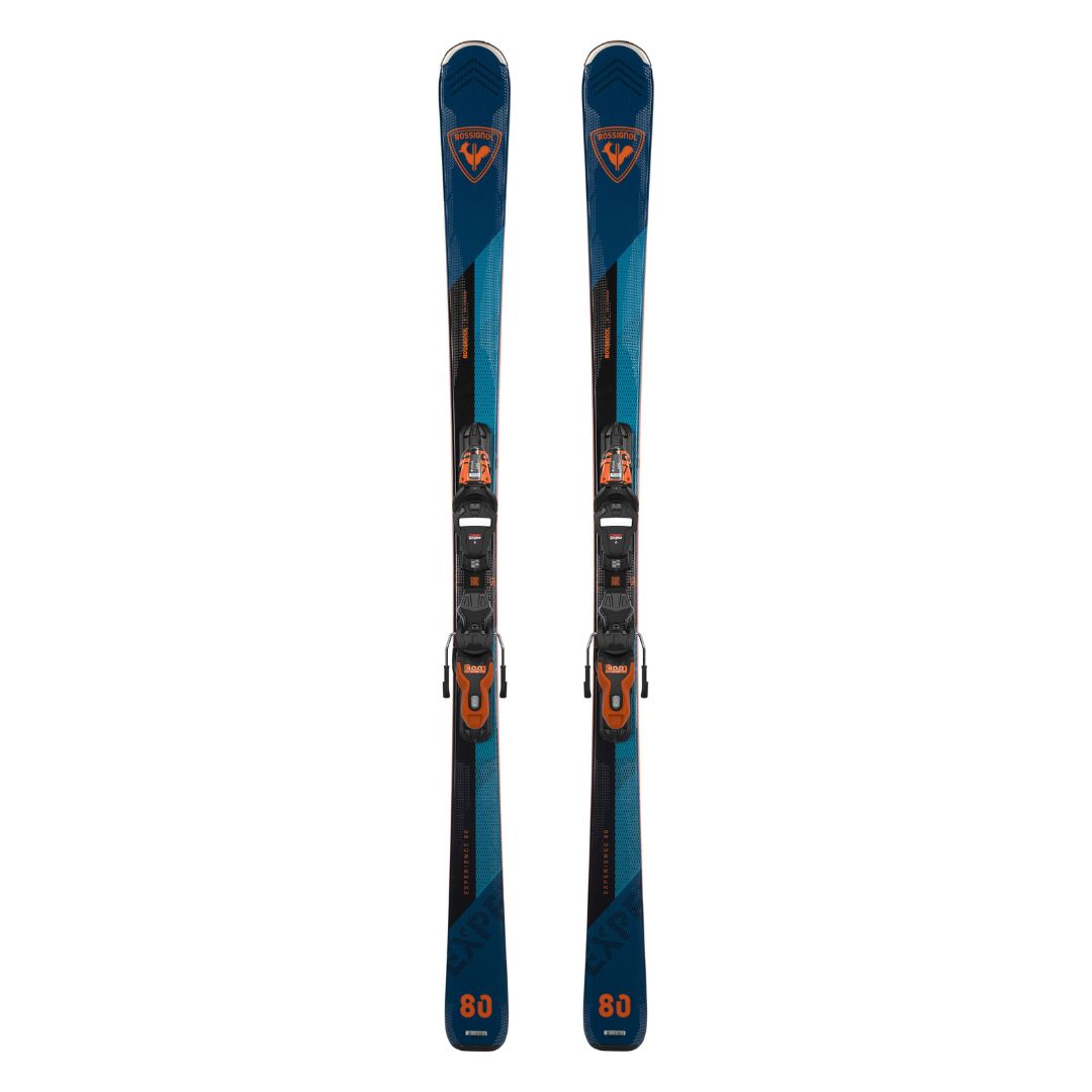 Paire de skis bleus et noirs avec des touches d'orange, avec un logo de marque près du haut. Les skis sont placés à la verticale côte à côte et sont équipés de fixations réglables.