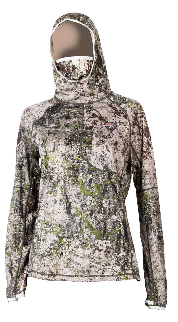 Veste camouflage à capuche conçue pour les activités de plein air. Le motif se compose de différentes nuances de vert, de marron et de beige, offrant une dissimulation efficace dans les environnements boisés. La veste comporte une poche zippée sur la poitrine et des manches longues.