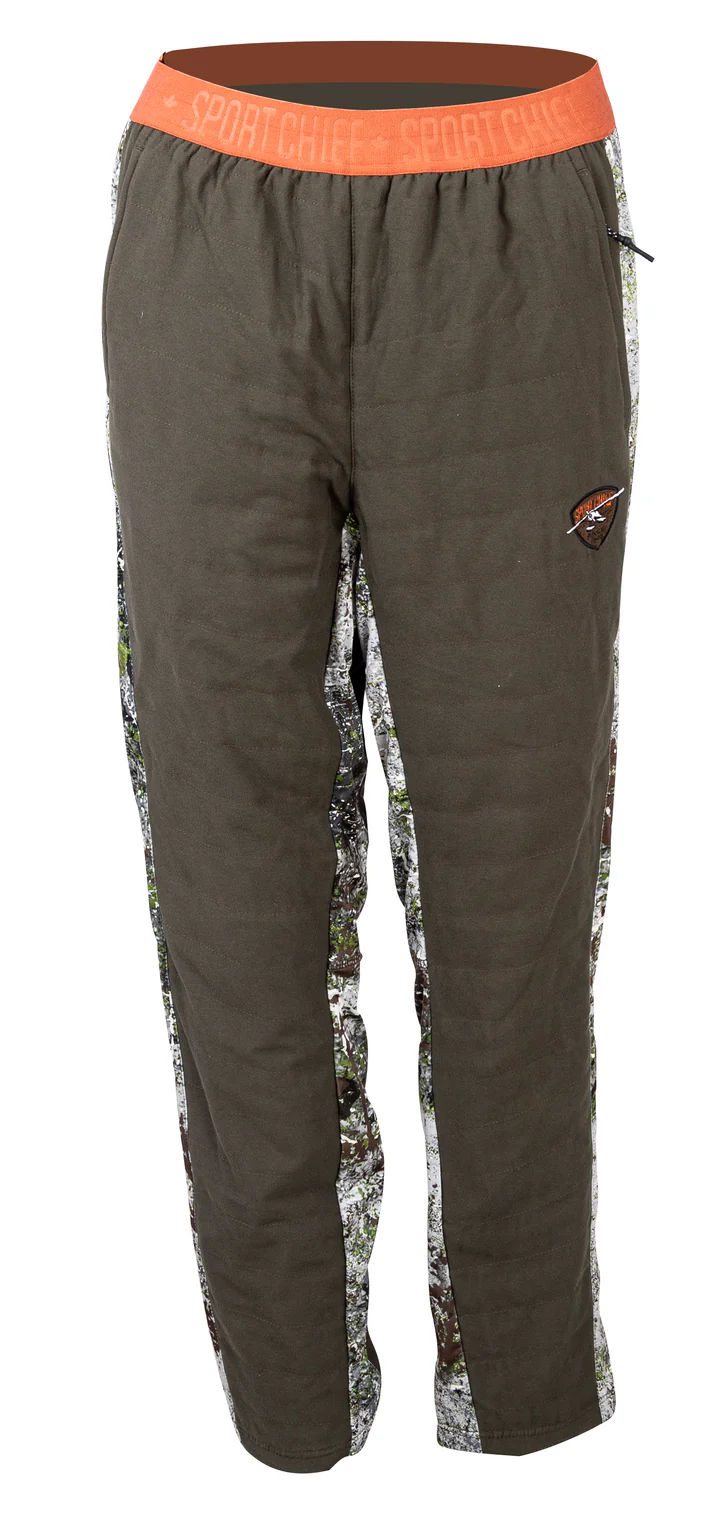 Pantalon d'extérieur marron à motif camouflage avec ceinture élastique orange. Le pantalon présente un petit emblème sur le haut de la cuisse gauche et le nom de la marque « SPORTCHIEF » imprimé sur la ceinture.