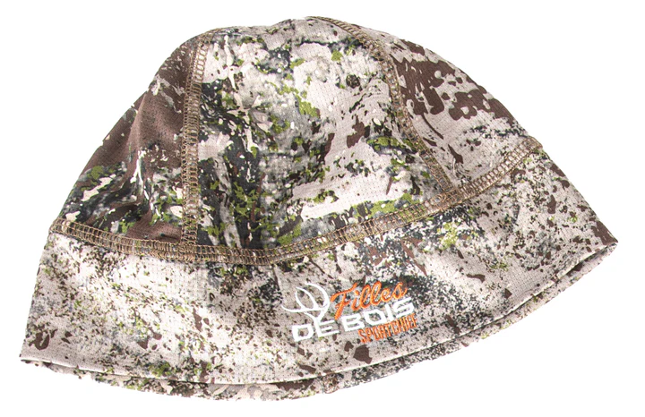 Un bonnet camouflage avec un mélange de couleurs vert, marron et beige. Le bonnet comporte un logo brodé avec des bois de cerf, le texte « Filles » en orange et « DE BOIS » en blanc. Le bonnet semble être fait d'un matériau léger et extensible.