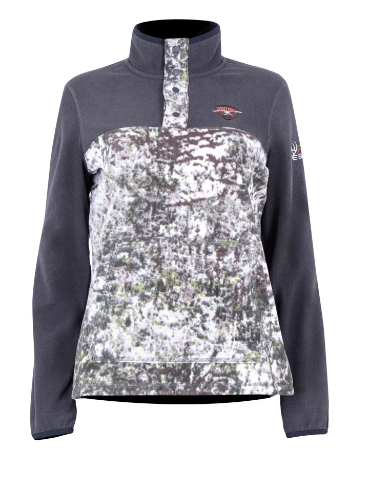 Veste à manches longues et col montant avec un motif camouflage sur la poitrine et le bas du torse, ainsi que des manches et des épaules gris foncé unies. La veste présente un devant partiellement boutonné et des logos sur la poitrine gauche et la manche droite.