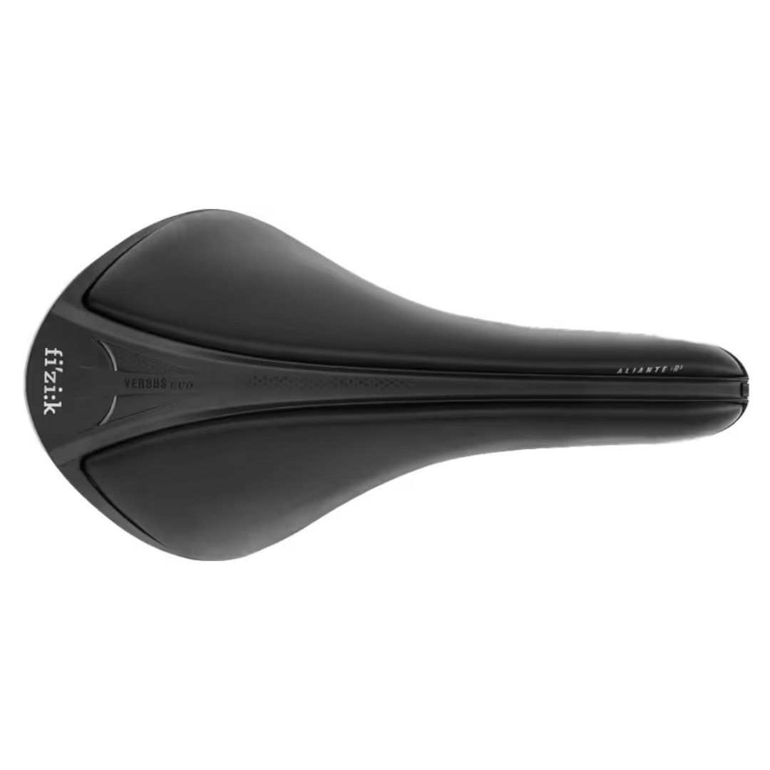 Une selle de vélo noire Fizik Aliante R1 vue de dessus, montrant son design épuré et sa fente centrale pour un confort ergonomique. La selle a une forme élégante et aérodynamique avec le logo Fizik en blanc à l'arrière.