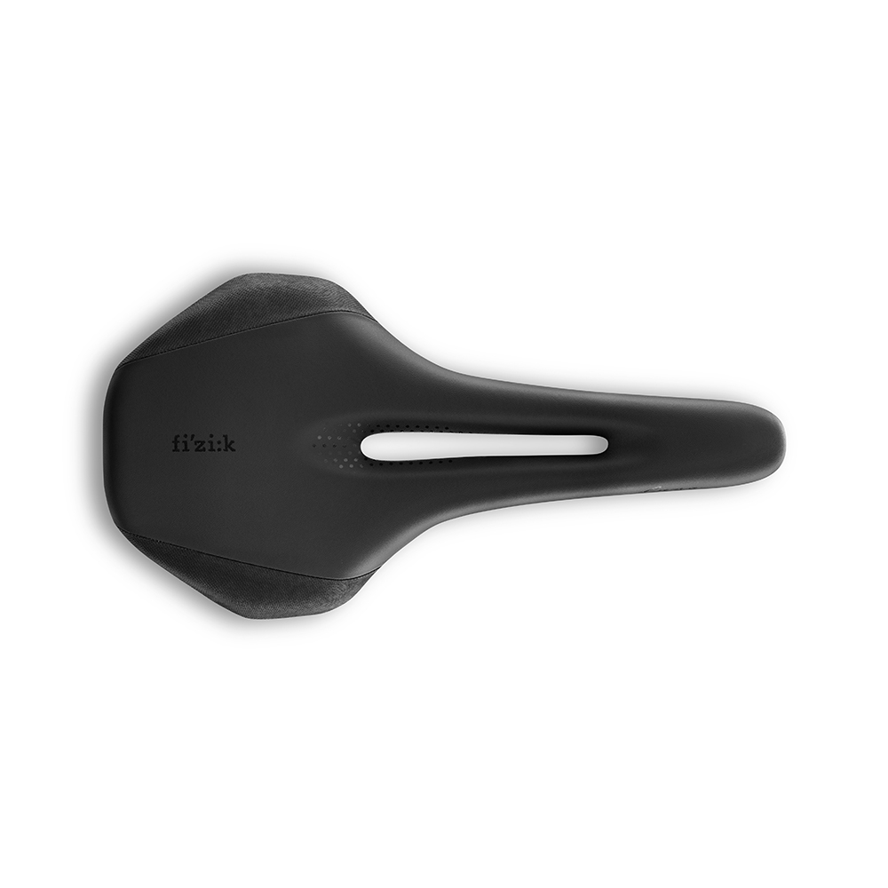 Selle de vélo noire avec découpe centrale, conçue pour le confort et la performance. Le nom de la marque « fizik » est gravé sur le côté. La selle a une forme aérodynamique et élégante, avec un arrière légèrement plus large et un avant étroit.