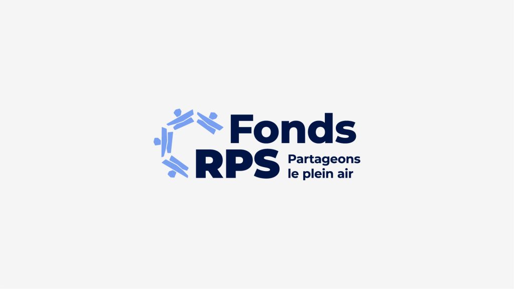 Logo du Fonds RPS avec un dessin hexagonal de six figures stylisées dans les tons bleus à gauche. Le texte « Fonds RPS » apparaît bien en bleu à côté du dessin, avec un sous-titre en dessous qui dit « Partageons le plein air » dans une police plus petite. Tous les éléments sont placés sur un fond blanc éclatant, mettant en valeur l'engagement du Fonds RPS envers le plein air.