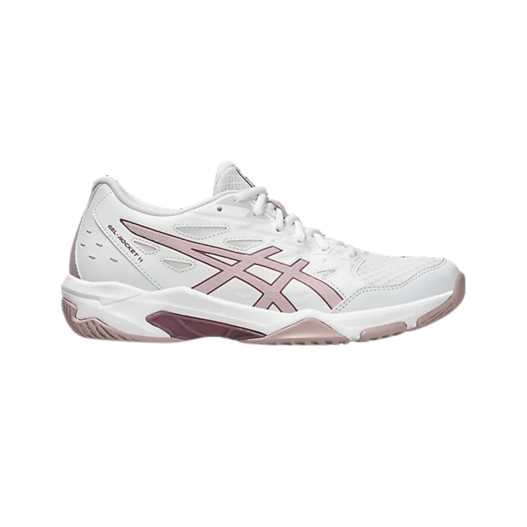 Une chaussure de sport blanche et rose clair avec le logo ASICS sur le côté. La chaussure est dotée d'une tige respirante, d'une semelle coussinée et d'une semelle extérieure durable, conçue pour le sport ou les tenues décontractées.