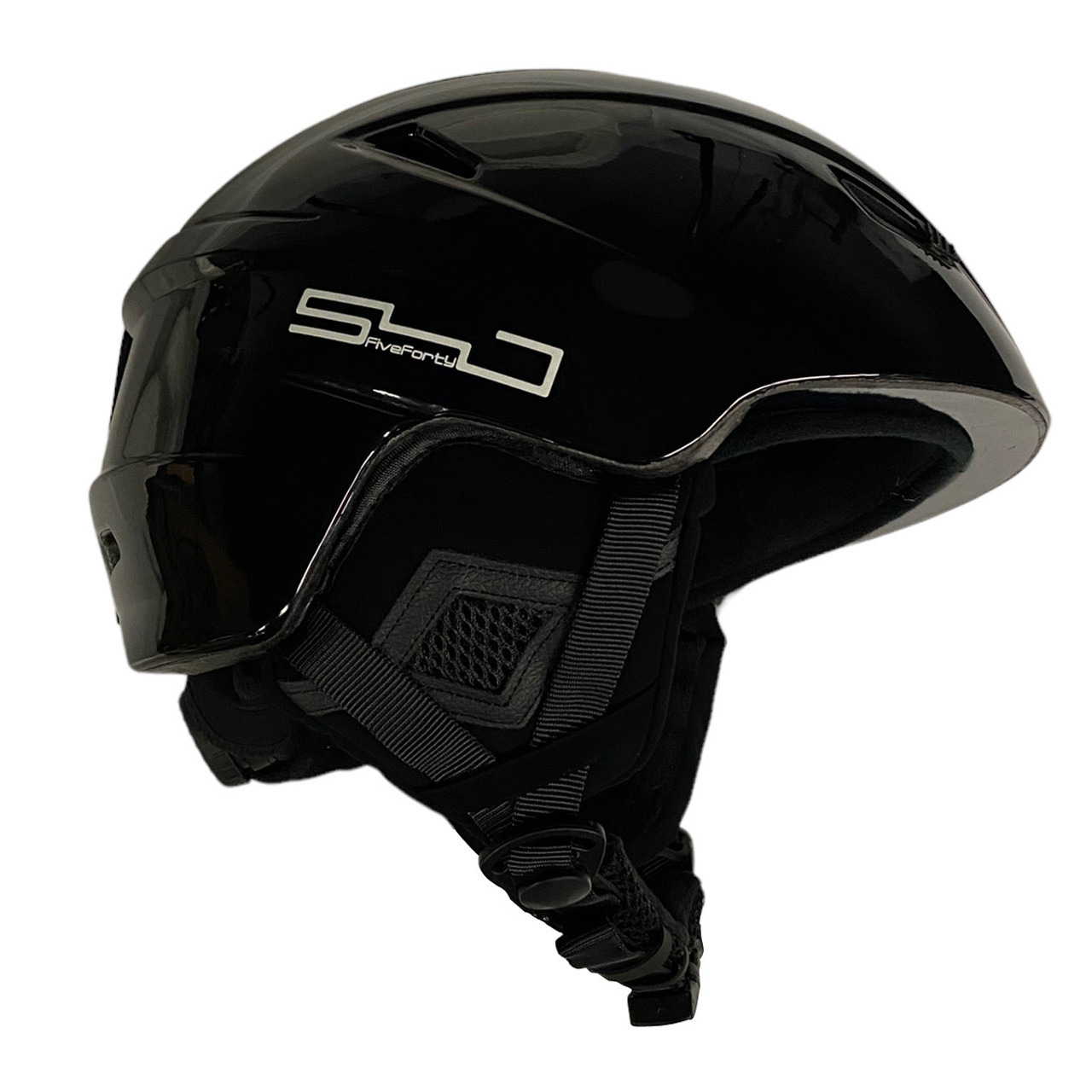 Casque de sport noir brillant au design épuré, avec un logo sur le côté. Il est doté de fentes d'aération, d'une mentonnière avec attache et d'un rembourrage pour plus de confort.