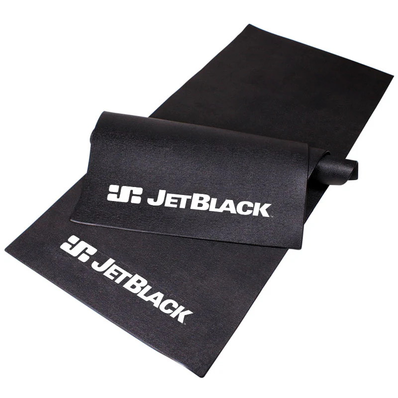 Deux tapis d'exercice noirs, dont un partiellement enroulé, chacun affichant le logo « JetBlack » en blanc. Les tapis ont une surface lisse et élégante, adaptée aux séances d'entraînement ou au yoga.