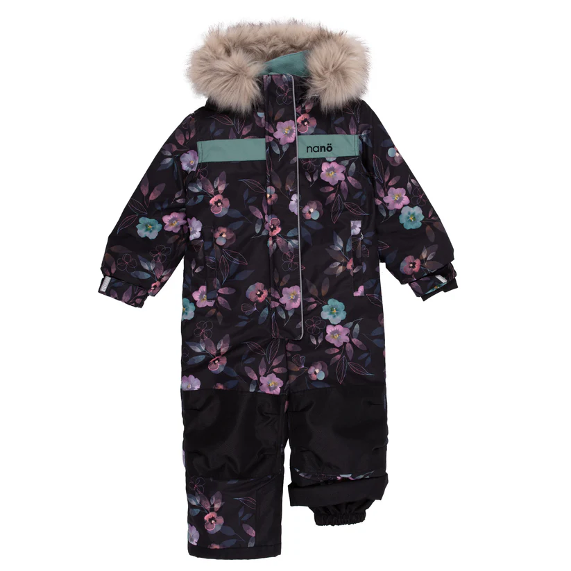 Combinaison de neige pour enfant avec un motif floral foncé, composé de différentes nuances de violet, de bleu et de rose. La combinaison de neige a une capuche doublée de fourrure, une fermeture éclair sur le devant avec un couvercle à bouton-pression et est conçue avec des poignets et des chevilles élastiques pour plus de chaleur.