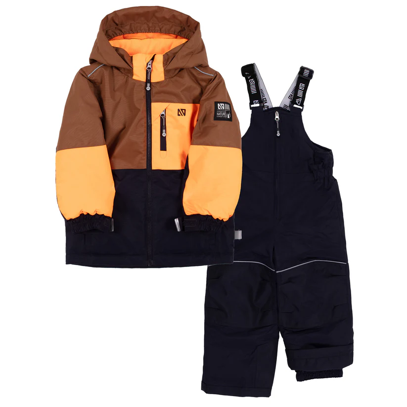 Ensemble d'hiver pour enfant composé d'une veste bicolore marron et orange avec capuche et d'un pantalon de neige noir à bretelles réglables. La veste est dotée d'une fermeture à glissière sur le devant et d'une étiquette sur la poitrine, tandis que le pantalon présente des accents réfléchissants.