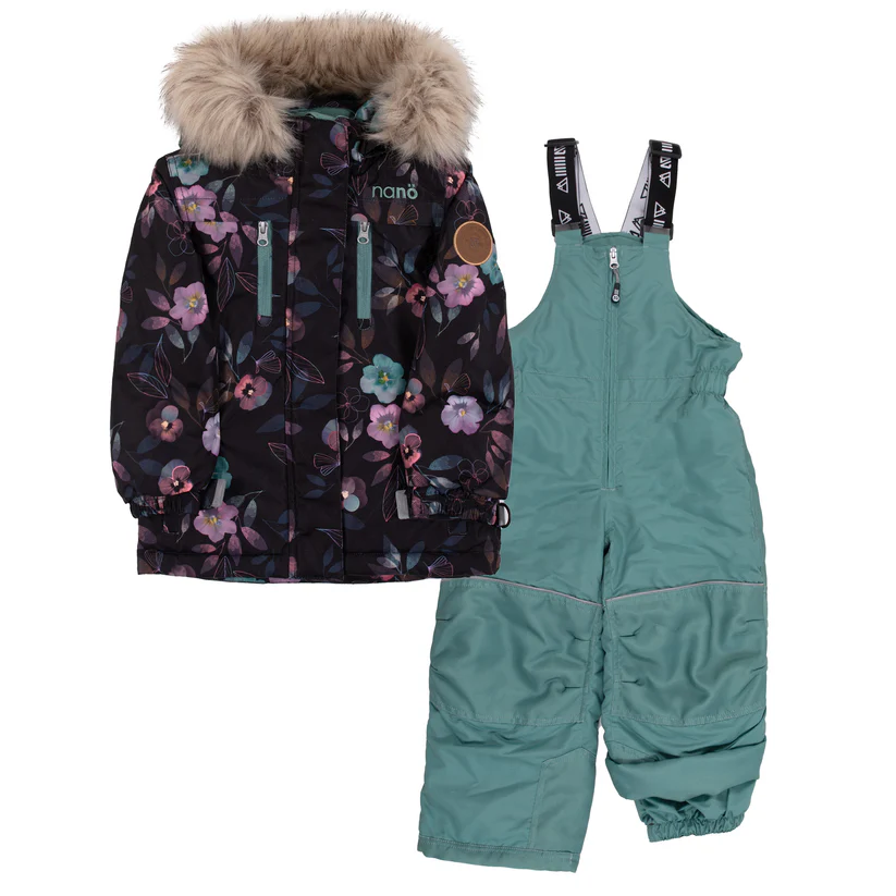 Ensemble d'hiver deux pièces pour enfant. Une veste à motifs floraux avec une capuche doublée de fausse fourrure et plusieurs fermetures éclair est associée à un pantalon de neige de couleur bleu sarcelle avec des bretelles réglables. La veste a un fond sombre avec des imprimés floraux colorés.