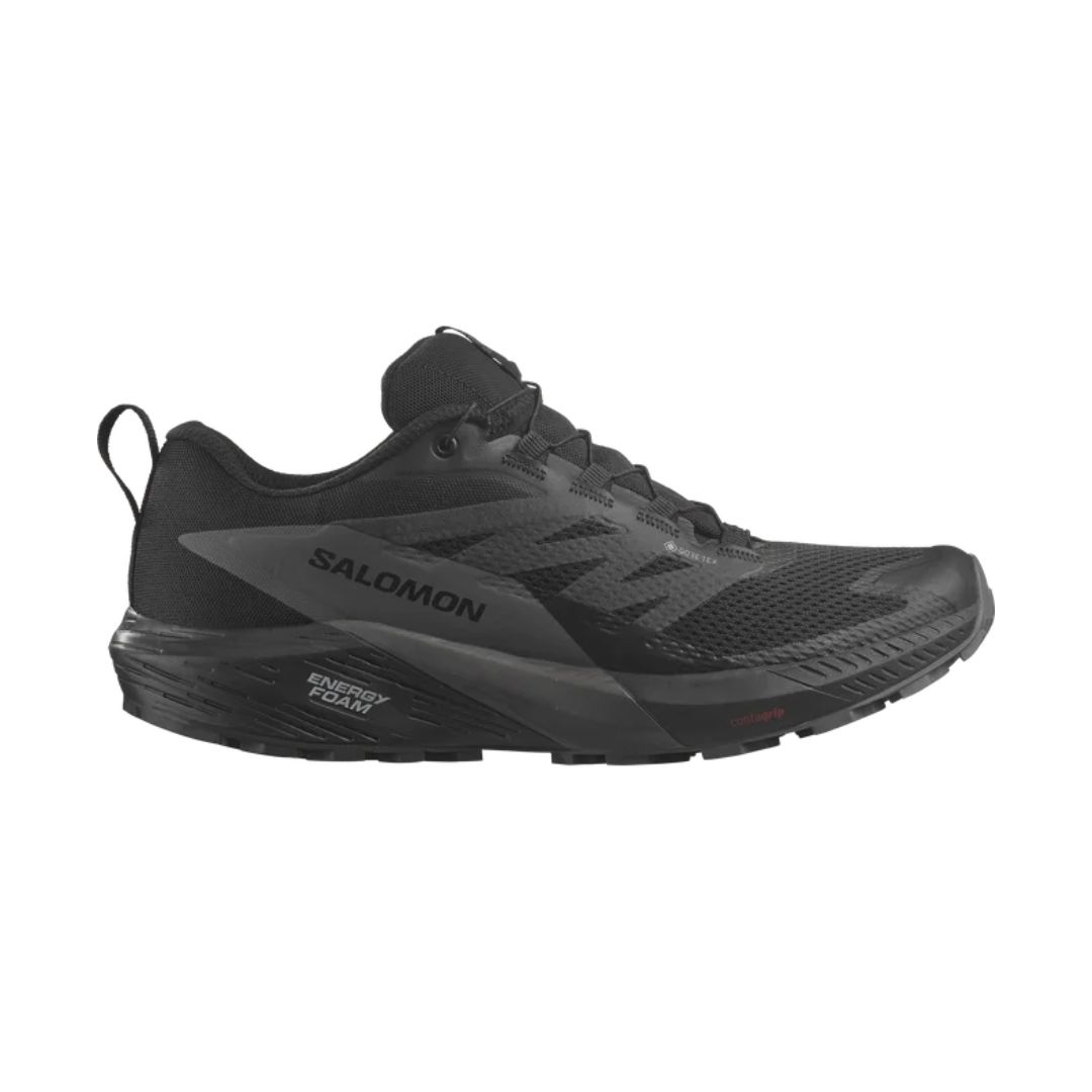 Chaussure de trail running Salomon noire au design élégant, dotée d'une tige en mesh respirant, d'une semelle robuste avec Energy Foam et d'une languette au talon pour un enfilage et un retrait faciles.