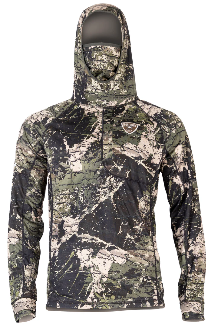 Une chemise à manches longues à capuche à motif camouflage conçue pour les activités de plein air. Le sweat à capuche présente différentes nuances de vert, de marron et de beige, avec une poche poitrine zippée et un col haut pour une meilleure couverture.