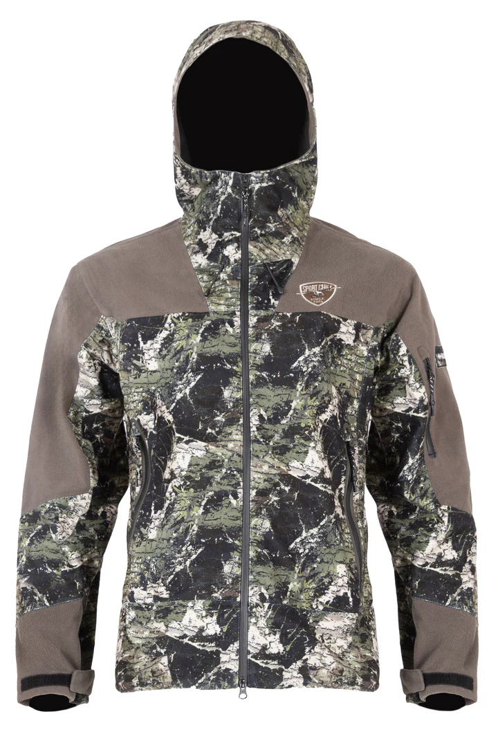 Veste camouflage à capuche, avec motif forêt vert, marron et noir. La veste a un devant zippé, des épaules et des manches marron unies contrastantes et un marquage sur la poitrine gauche et la partie supérieure de la manche droite.