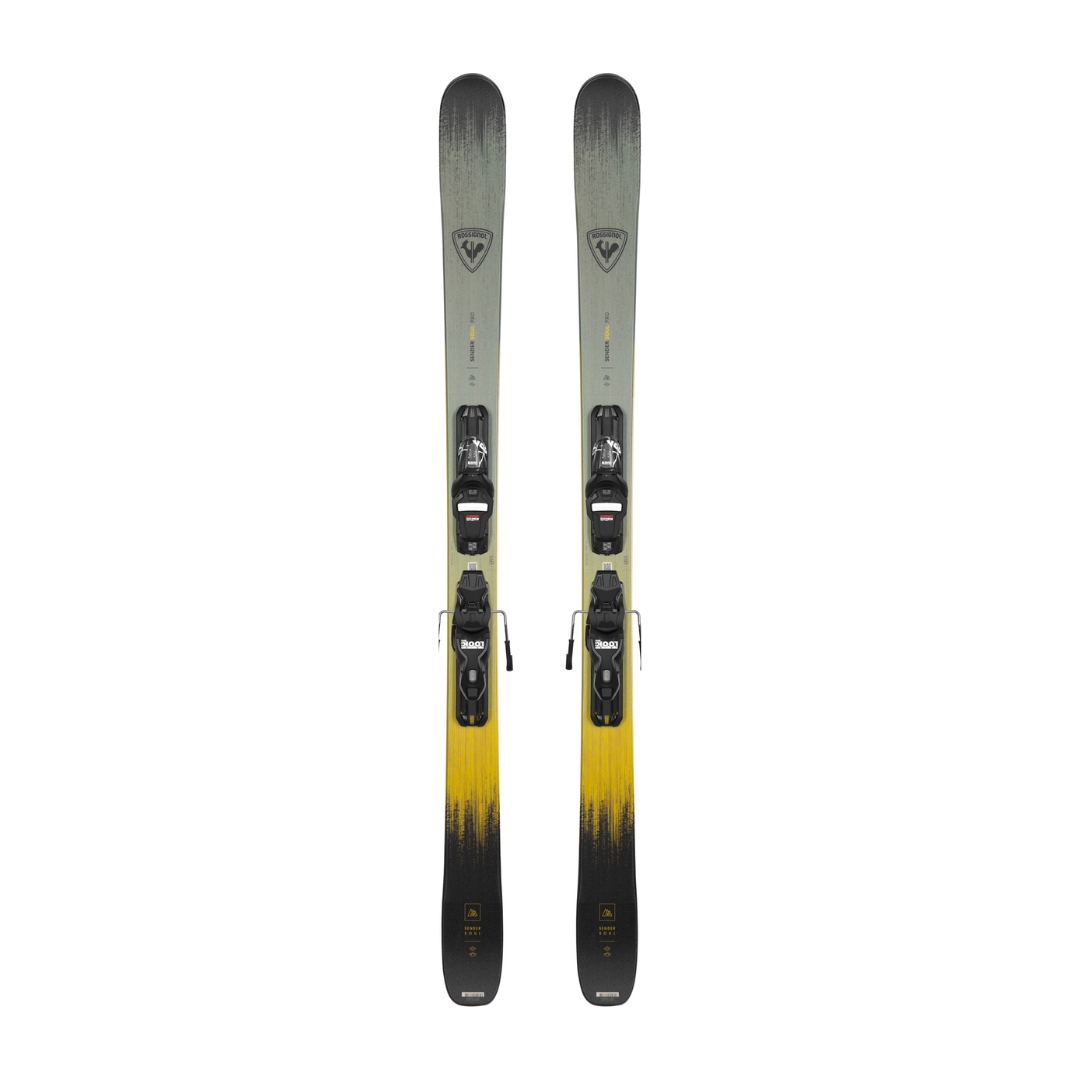 Paire de skis au design dégradé allant du gris au jaune. Ils sont dotés de fixations noires fixées au centre et d'un logo près du haut. Les skis sont positionnés côte à côte sur un fond blanc.