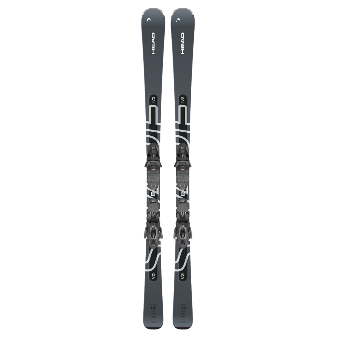 Paire de skis gris foncé avec graphismes blancs et logo « HEAD » sur les pointes. Les skis sont équipés de fixations, ce qui leur confère un design élégant. Ils sont placés côte à côte sur un fond blanc uni.