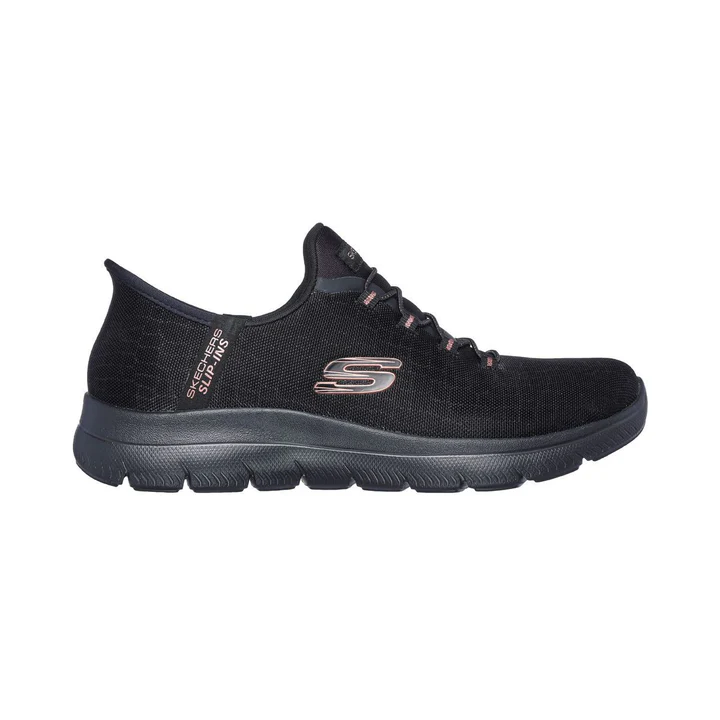 Chaussure de sport Skechers noire avec tige en mesh et bout arrondi. Elle arbore le logo Skechers en argent sur le côté et possède une semelle en caoutchouc noir avec rainures flexibles. La chaussure a des lacets noirs et est conçue pour le confort et la flexibilité.