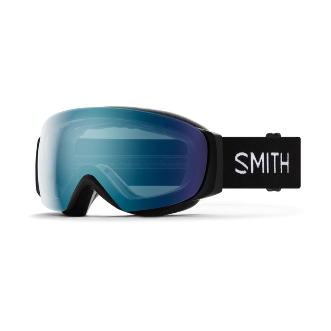 Une paire de lunettes de ski teintées bleues avec une sangle noire sur laquelle est inscrit le mot « SMITH » en lettres blanches. Les verres sont réfléchissants et le design est élégant et moderne.