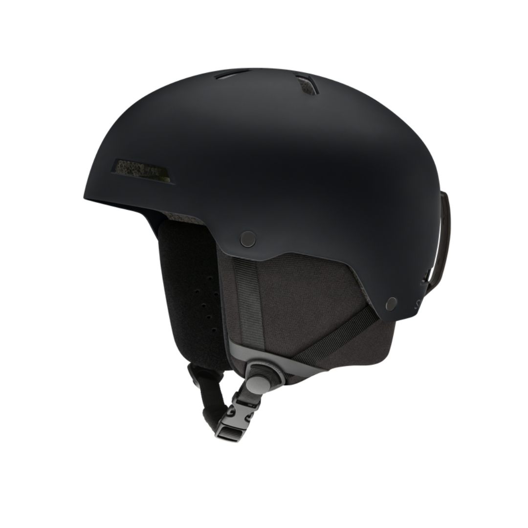 Un casque noir mat élégant avec une surface lisse et une mentonnière réglable, conçu pour la sécurité et le confort. Le casque est doté de fentes d'aération sur le dessus et les côtés, ainsi que de protège-oreilles rembourrés.