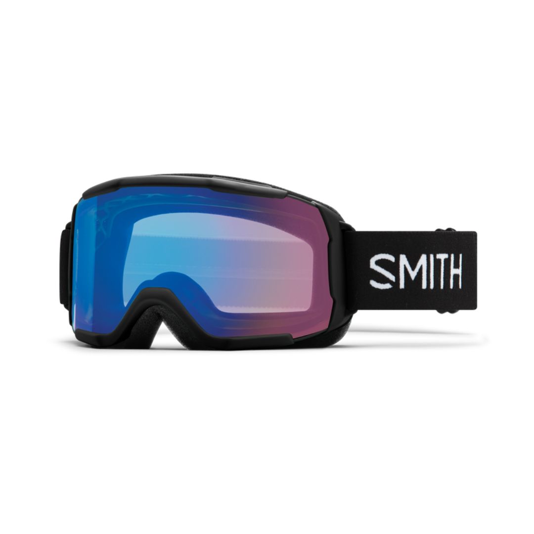 Une paire de lunettes de ski avec des verres réfléchissants bleus et roses. La sangle noire, sur laquelle figure le nom de la marque « SMITH » en blanc, est fixée à la monture noire. Les lunettes sont placées sur un fond blanc uni.