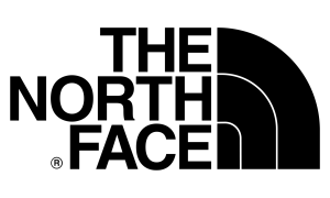 L'image montre le logo de The North Face, comportant le nom de l'entreprise en lettres noires et grasses, avec un design semi-circulaire composé de trois lignes sur le côté droit.