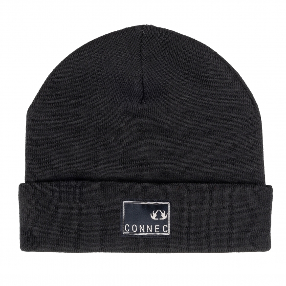 Un bonnet en tricot noir avec un bord replié. Le devant du bonnet présente un patch rectangulaire avec un motif de bois de cerf blanc et le mot « CONNEC » en lettres majuscules blanches.