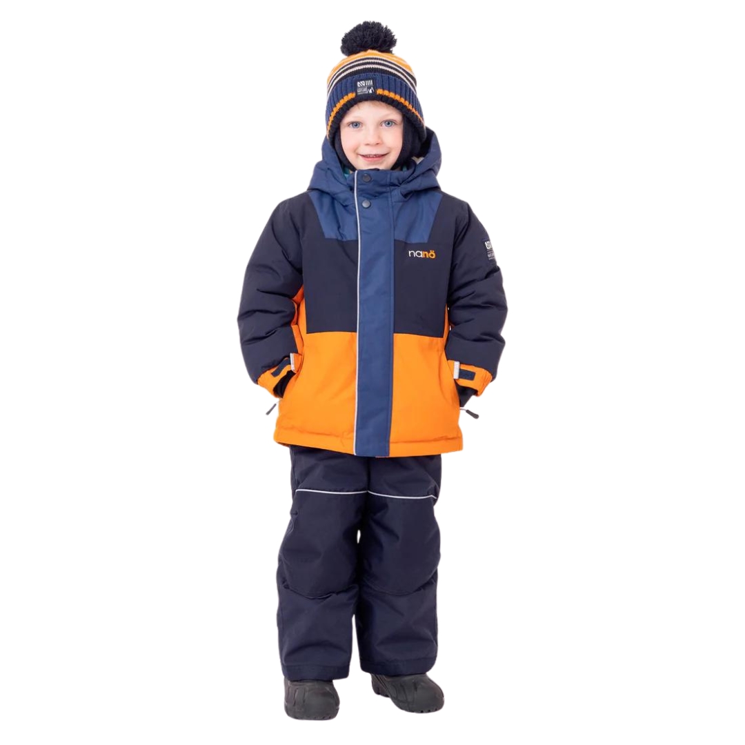 HABIT DE NEIGE NANÖ REMI POUR ENFANT couleur orange vu des deux pièces le manteau bleu marin et orange ainsi que le pantalon marine porté par un garçon de face