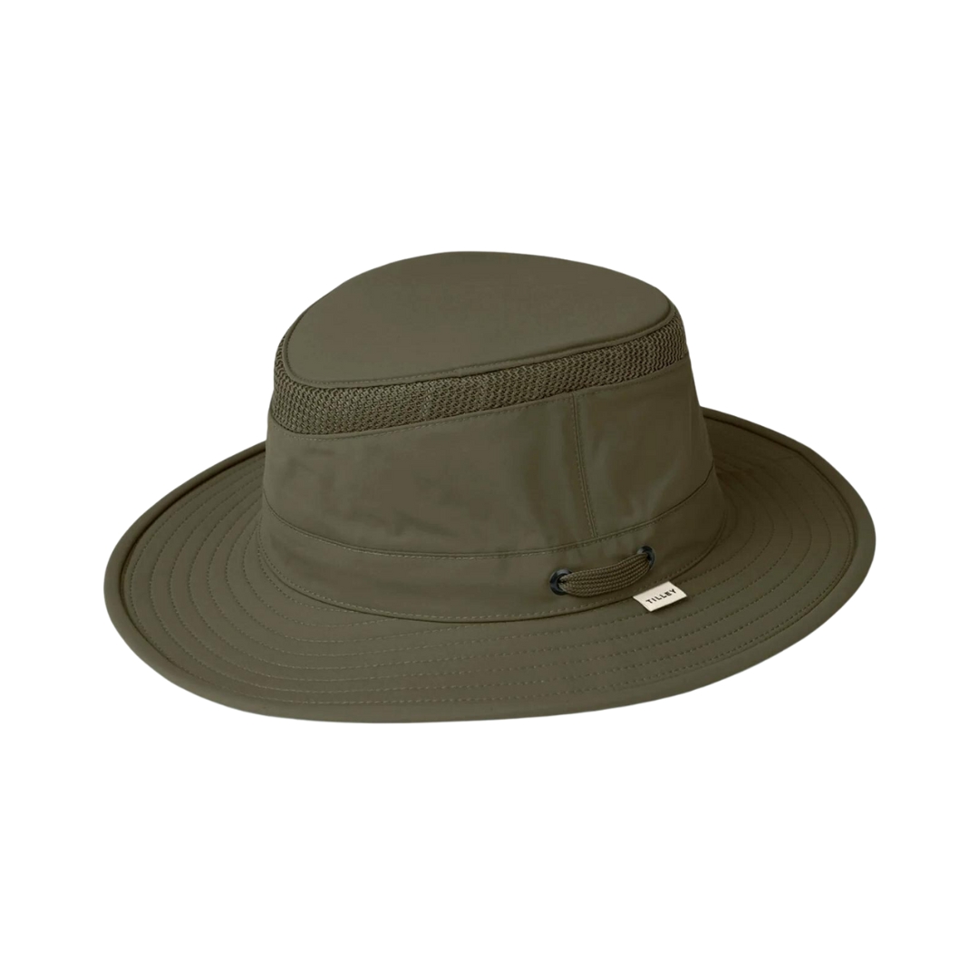 CHAPEAU TILLEY AIRFLO LTM5 couleur olive vu à plat on voit es mailles au haut du chapeau et le cordon de serrage. L'étiquette au nom Tilley est également visible