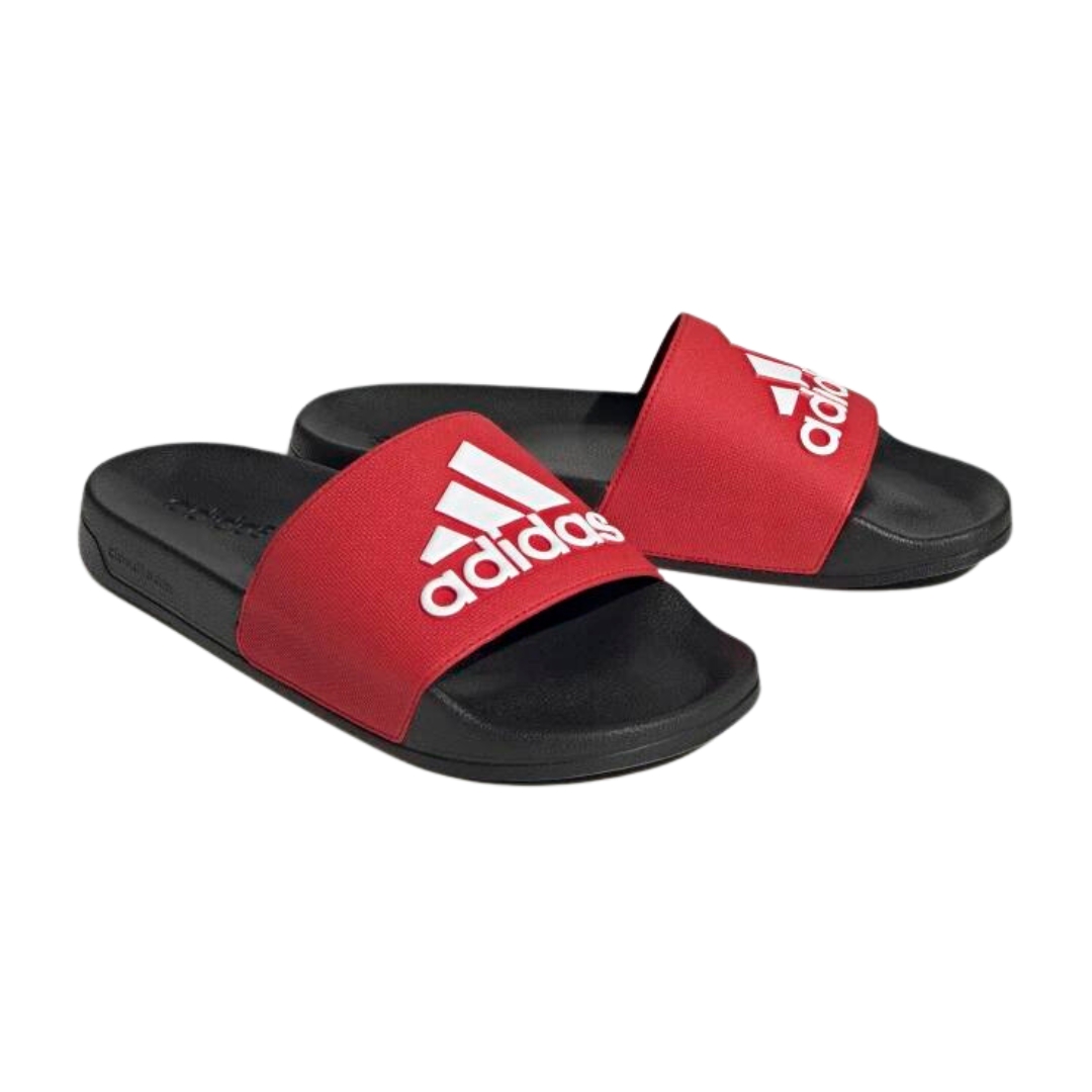 SANDALE ADIDAS ADILETTE SHOWER POUR HOMME couleur NOIR/ROUGE vue des deux sandales de profi lavant droit, semelle intérieure noire , sangle rouge avec logo et nom Adidas en blanc