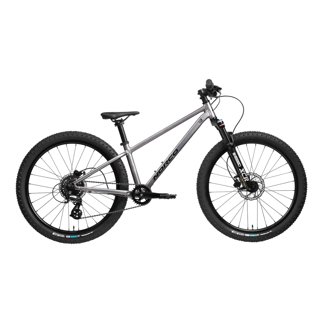 vélo de montagne junior norco fluid ht 24.1 2022 couleur gris/noir vu de profil du vélo gris lettré noir