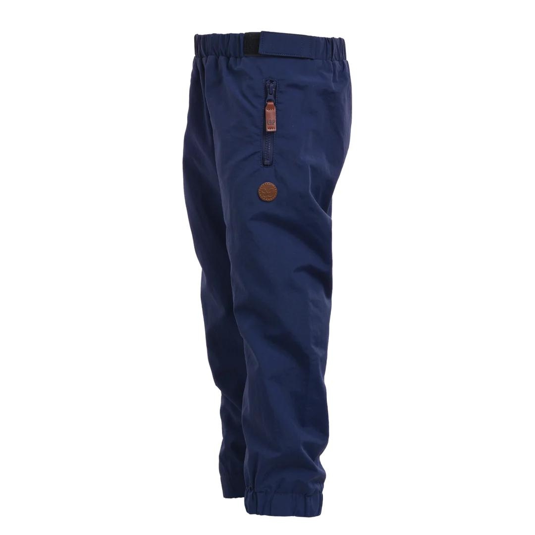 PANTALON D'EXTÉRIEUR L & P DOUBLÉ EN COTON POUR ENFANT couleur marine vu du pantalon bleu marin de profil avant gauche