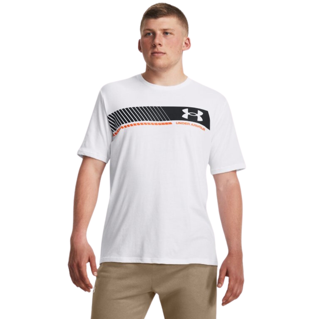 T-SHIRT MANCHES COURTES UNDER ARMOUR UA LC STRIPE POUR HOMME couleur 100-WHITE/BETA vu du chandail à manches courtes de couleur blanc avec imprimé noir et rouge porté par un homme vu de la tête aux cuisses de face