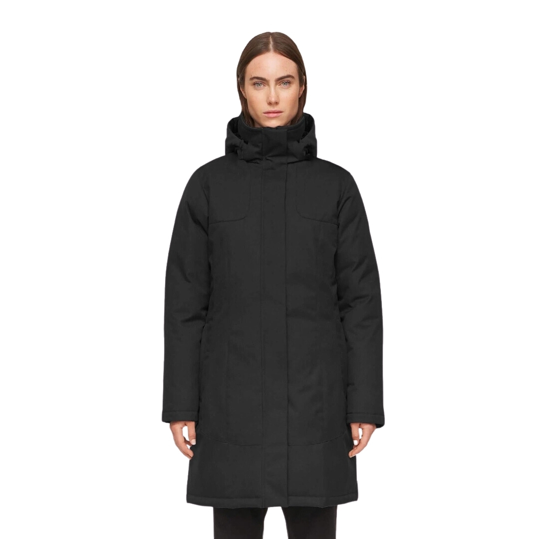 PARKA EN DUVET QUARTZ CO KIMBERLY 2.0 POUR FEMME  couleur black vu du manteau noir porté par une femme vue de la tête aux cuisses de face