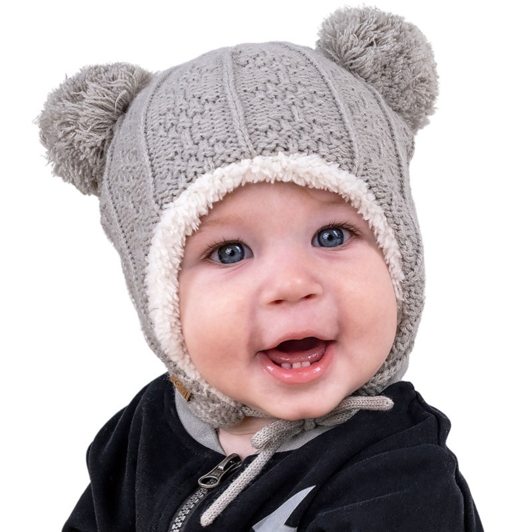 TUQUE EN TRICOT JAN & JUL BEAR POUR BÉBÉ ET ENFANT couleur grey bear vu de la tuque grise chinée portée pas un bébé